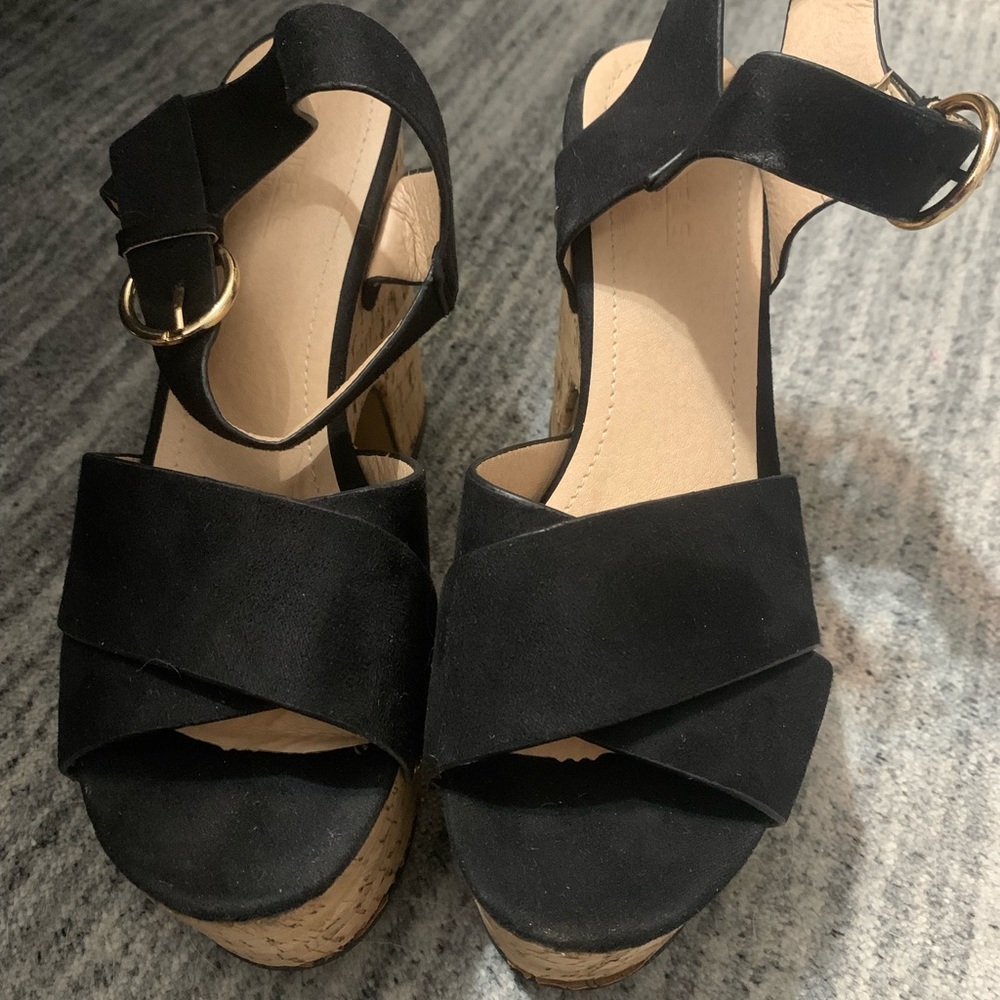 Stylish chunky wedge with black straps, gold dots and brown soles